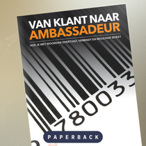 Het onderwerp klant ambassadeurs staat centraal in dit boek. Je ontdekt hoe marketing via bestaande klanten, trouwe klanten en de tevreden klant niet alleen zorgt voor meer inkomsten, maar ook voor duurzame groei van je bedrijf. Het behouden van bestaande klanten is veel goedkoper dan het werven van nieuwe klanten, en trouwe klanten fungeren als merkambassadeurs die effectieve mond-tot-mondreclame (reclame) genereren. 